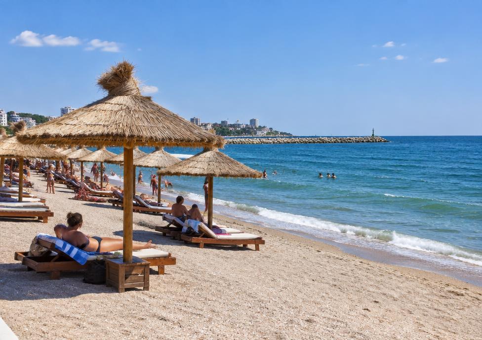 Plajă la Marea Neagră cu umbrele din stuf